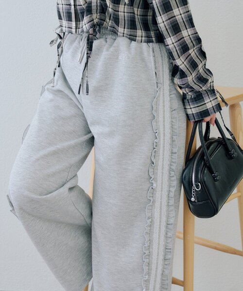 continuer de NICE CLAUP(コンティニューデナイスクラップ)の「【セットアッ対応】トラックレースパンツ(その他パンツ・レディース・トップグレー/アイボリー/ブラック/ピンク・FREE)」の4枚目の写真