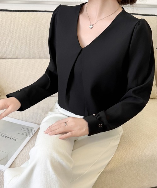 Beststore(ベストストア)の「「上品なとろみ素材」大人のVネックパフスリーブブラウス(シャツ/ブラウス・レディース・ブルー/ブラック/ホワイト・M/L)」の15枚目の写真