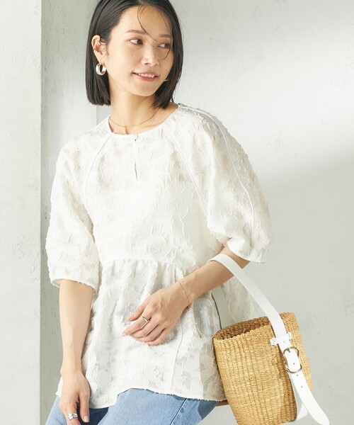 SHIPS（シップス）の「〈手洗い可能〉ジャカード ペプラム ブラウス（シャツ/ブラウス・レディース・ホワイト/ライトブルー/ブラック・ONE SIZE）」の2枚目の写真