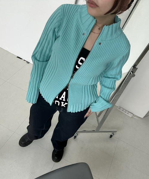 Oriens JOURNAL STANDARD（オリエンス ジャーナルスタンダード）の「フロントジップリブニットトップス（ニット/セーター・レディース・スカイブルー/パープル/グリーン・FREE）」の4枚目の写真