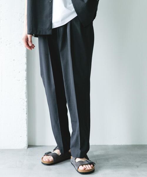 URBAN RESEARCH DOORS(アーバンリサーチドアーズ)の「『イージーケア/速乾/UVカット』クイックドライ 2タック ワイドトラウザー(その他パンツ・メンズ・ホワイト系その他/チャコールグレー・MEDIUM/LARGE/SMALL)」の2枚目の写真