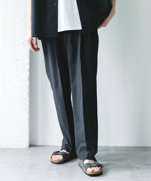 URBAN RESEARCH DOORS(アーバンリサーチドアーズ)の「『イージーケア/速乾/UVカット』クイックドライ 2タック ワイドトラウザー(その他パンツ・メンズ・ホワイト系その他/チャコールグレー・MEDIUM/LARGE/SMALL)」の6枚目の写真