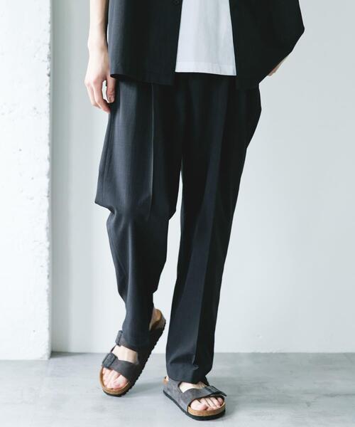 URBAN RESEARCH DOORS(アーバンリサーチドアーズ)の「『イージーケア/速乾/UVカット』クイックドライ 2タック ワイドトラウザー(その他パンツ・メンズ・ホワイト系その他/チャコールグレー・MEDIUM/LARGE/SMALL)」の7枚目の写真