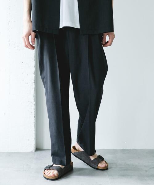 URBAN RESEARCH DOORS(アーバンリサーチドアーズ)の「『イージーケア/速乾/UVカット』クイックドライ 2タック ワイドトラウザー(その他パンツ・メンズ・ホワイト系その他/チャコールグレー・MEDIUM/LARGE/SMALL)」の8枚目の写真