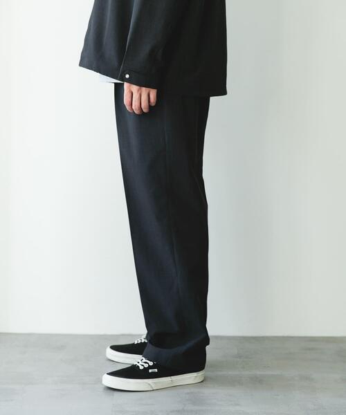 URBAN RESEARCH DOORS(アーバンリサーチドアーズ)の「『イージーケア/速乾/UVカット』クイックドライ 2タック ワイドトラウザー(その他パンツ・メンズ・ホワイト系その他/チャコールグレー・MEDIUM/LARGE/SMALL)」の20枚目の写真