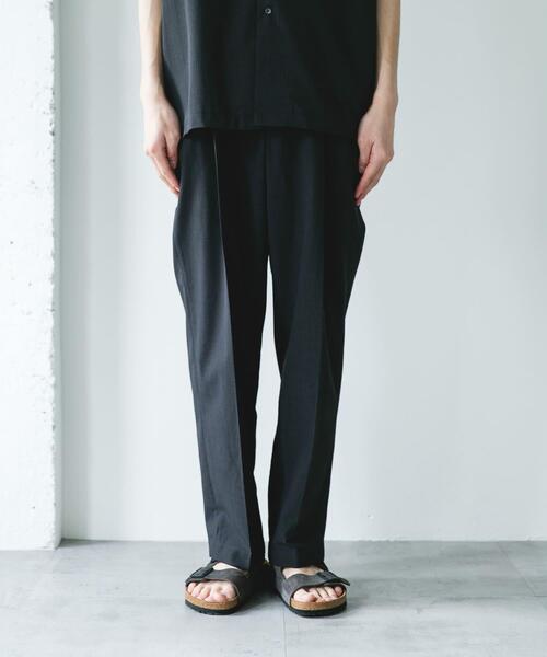 URBAN RESEARCH DOORS(アーバンリサーチドアーズ)の「『イージーケア/速乾/UVカット』クイックドライ 2タック ワイドトラウザー(その他パンツ・メンズ・ホワイト系その他/チャコールグレー・MEDIUM/LARGE/SMALL)」の22枚目の写真