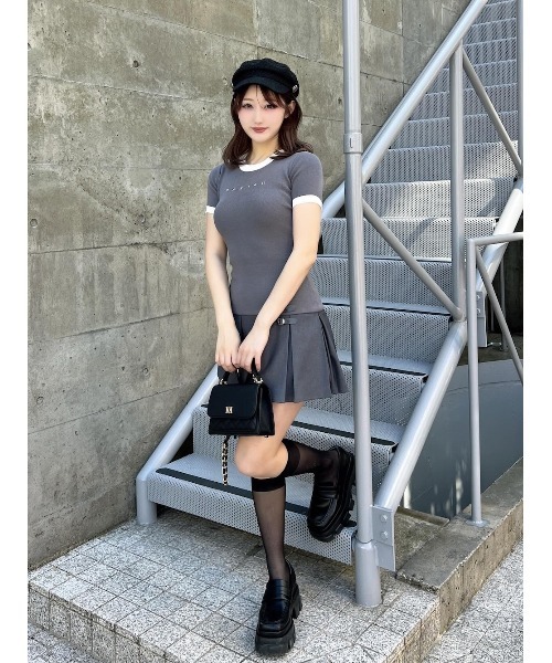 Darich（ダーリッチ）の「ベルトデザインロゴプリーツニットミニ
