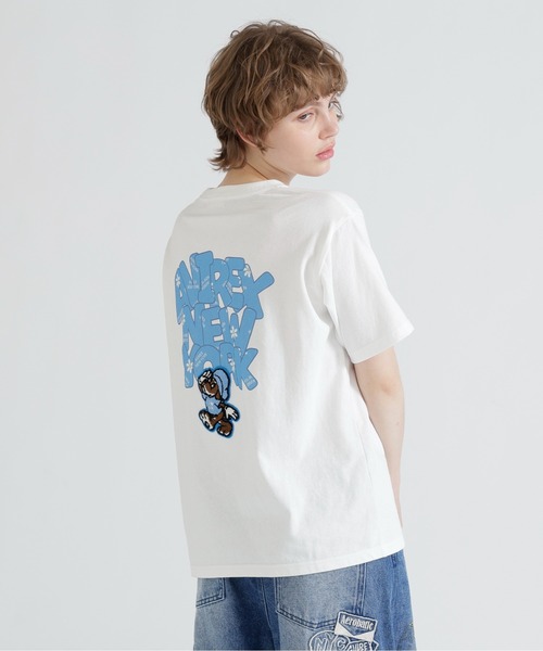 AVIREX(アヴィレックス)の「《直営店限定》S/S SAGARA DOG NEW YORK T-SHIRT(Tシャツ/カットソー・レディース・ブラック/オフホワイト/ピンク・F)」の4枚目の写真