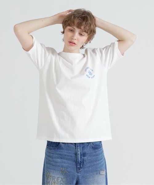 AVIREX(アヴィレックス)の「《直営店限定》S/S SAGARA DOG NEW YORK T-SHIRT(Tシャツ/カットソー・レディース・ブラック/オフホワイト/ピンク・F)」の5枚目の写真