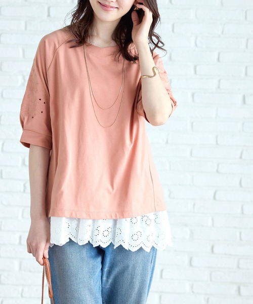 BELLUNA PLUS(ベルーナ)の「袖刺しゅうデザインVネックプルオーバー(Tシャツ/カットソー・レディース・オリーブ/ブラウン/コーラル/ダークブルー・MEDIUM/LARGE/X-LARGE)」の4枚目の写真