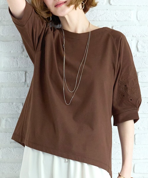 BELLUNA PLUS(ベルーナ)の「袖刺しゅうデザインVネックプルオーバー(Tシャツ/カットソー・レディース・オリーブ/ブラウン/コーラル/ダークブルー・MEDIUM/LARGE/X-LARGE)」の7枚目の写真