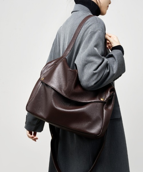 NiiNa(ニーナ)の「【 NiiNa / ニーナ 】高品質牛革2WAYソフトドレープショルダーバッグ(ショルダーバッグ・レディース・ダークブラウン/ブラック・FREE)」の2枚目の写真