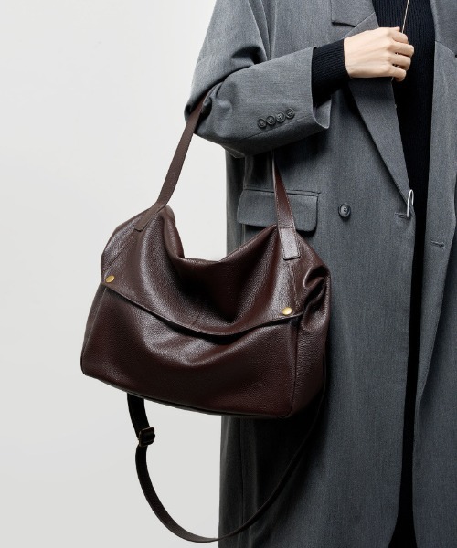 NiiNa(ニーナ)の「【 NiiNa / ニーナ 】高品質牛革2WAYソフトドレープショルダーバッグ(ショルダーバッグ・レディース・ダークブラウン/ブラック・FREE)」の11枚目の写真