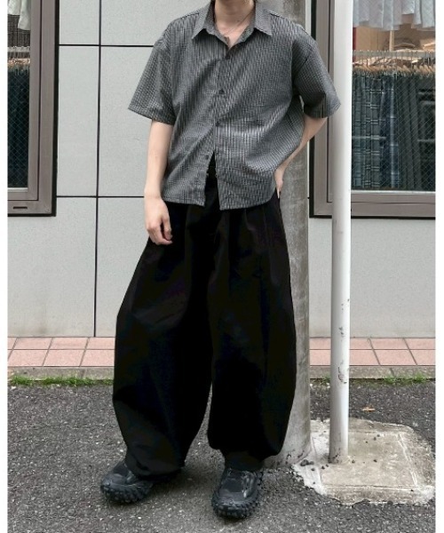 Chikashitsu +(チカシツプラス)の「【Chikashitsu +】seersucker crop shirt / 【チカシツプラス】シアサッカークロップ半袖シャツ<着用動画あり>(シャツ/ブラウス・メンズ・アイボリー/ブラック・ONE SIZE)」の3枚目の写真