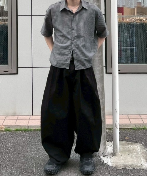 Chikashitsu +(チカシツプラス)の「【Chikashitsu +】seersucker crop shirt / 【チカシツプラス】シアサッカークロップ半袖シャツ<着用動画あり>(シャツ/ブラウス・メンズ・アイボリー/ブラック・ONE SIZE)」の4枚目の写真