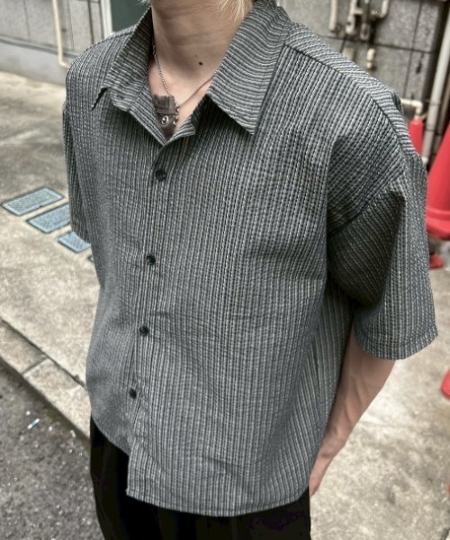 Chikashitsu +(チカシツプラス)の「【Chikashitsu +】seersucker crop shirt / 【チカシツプラス】シアサッカークロップ半袖シャツ<着用動画あり>(シャツ/ブラウス・メンズ・アイボリー/ブラック・ONE SIZE)」の6枚目の写真