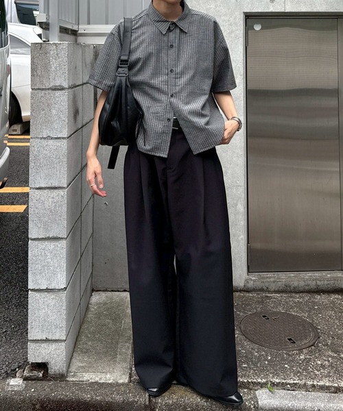 Chikashitsu +(チカシツプラス)の「【Chikashitsu +】seersucker crop shirt / 【チカシツプラス】シアサッカークロップ半袖シャツ<着用動画あり>(シャツ/ブラウス・メンズ・アイボリー/ブラック・ONE SIZE)」の8枚目の写真