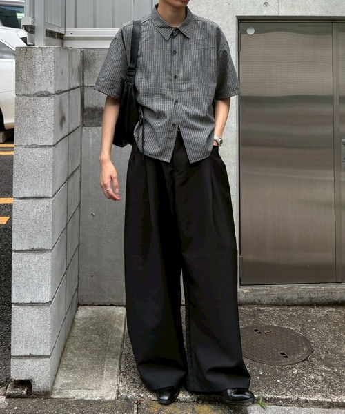 Chikashitsu +(チカシツプラス)の「【Chikashitsu +】seersucker crop shirt / 【チカシツプラス】シアサッカークロップ半袖シャツ<着用動画あり>(シャツ/ブラウス・メンズ・アイボリー/ブラック・ONE SIZE)」の9枚目の写真