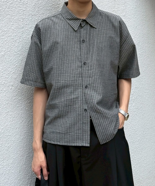 Chikashitsu +(チカシツプラス)の「【Chikashitsu +】seersucker crop shirt / 【チカシツプラス】シアサッカークロップ半袖シャツ<着用動画あり>(シャツ/ブラウス・メンズ・アイボリー/ブラック・ONE SIZE)」の14枚目の写真