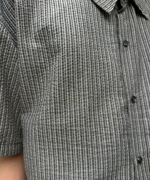 Chikashitsu +(チカシツプラス)の「【Chikashitsu +】seersucker crop shirt / 【チカシツプラス】シアサッカークロップ半袖シャツ<着用動画あり>(シャツ/ブラウス・メンズ・アイボリー/ブラック・ONE SIZE)」の17枚目の写真