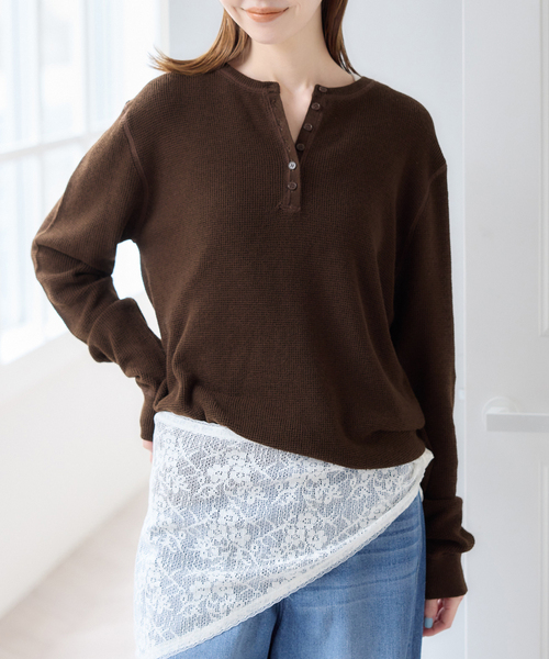 U by SPICK&SPAN(ユーバイスピックアンドスパン)の「シアーワッフルヘンリーネックニット(ニット/セーター・レディース・ブラウン/ホワイト/ブルー/イエロー・FREE)」の2枚目の写真