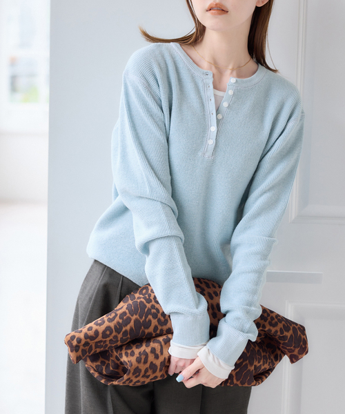 U by SPICK&SPAN(ユーバイスピックアンドスパン)の「シアーワッフルヘンリーネックニット(ニット/セーター・レディース・ブラウン/ホワイト/ブルー/イエロー・FREE)」の3枚目の写真