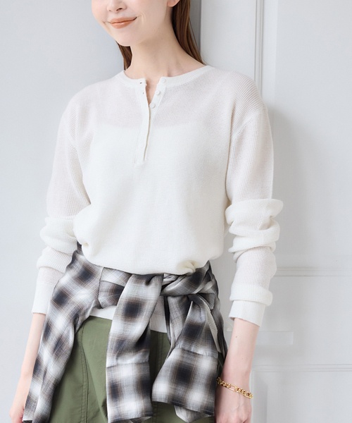 U by SPICK&SPAN(ユーバイスピックアンドスパン)の「シアーワッフルヘンリーネックニット(ニット/セーター・レディース・ブラウン/ホワイト/ブルー/イエロー・FREE)」の16枚目の写真