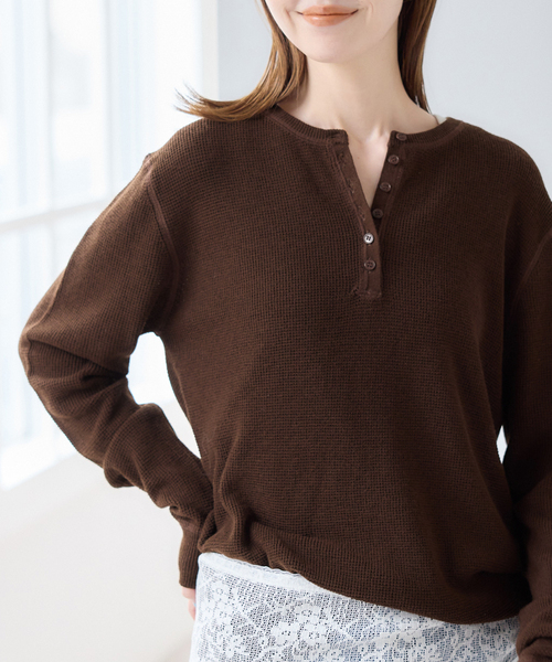 U by SPICK&SPAN(ユーバイスピックアンドスパン)の「シアーワッフルヘンリーネックニット(ニット/セーター・レディース・ブラウン/ホワイト/ブルー/イエロー・FREE)」の22枚目の写真