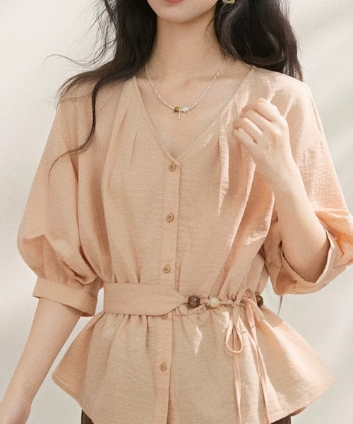 LUCPY(ラクピー)の「ウエストドローストリングペプラムブラウス(シャツ/ブラウス・レディース・ベージュ・SMALL/LARGE/MEDIUM)」の1枚目の写真