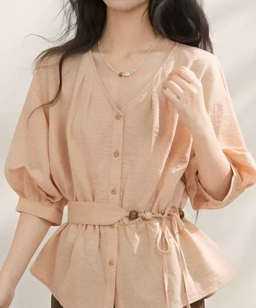 LUCPY(ラクピー)の「ウエストドローストリングペプラムブラウス(シャツ/ブラウス・レディース・ベージュ・SMALL/LARGE/MEDIUM)」の2枚目の写真