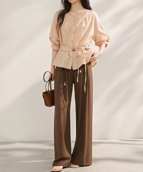 LUCPY(ラクピー)の「ウエストドローストリングペプラムブラウス(シャツ/ブラウス・レディース・ベージュ・SMALL/LARGE/MEDIUM)」の4枚目の写真
