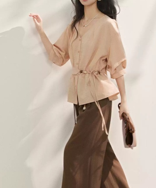 LUCPY(ラクピー)の「ウエストドローストリングペプラムブラウス(シャツ/ブラウス・レディース・ベージュ・SMALL/LARGE/MEDIUM)」の6枚目の写真