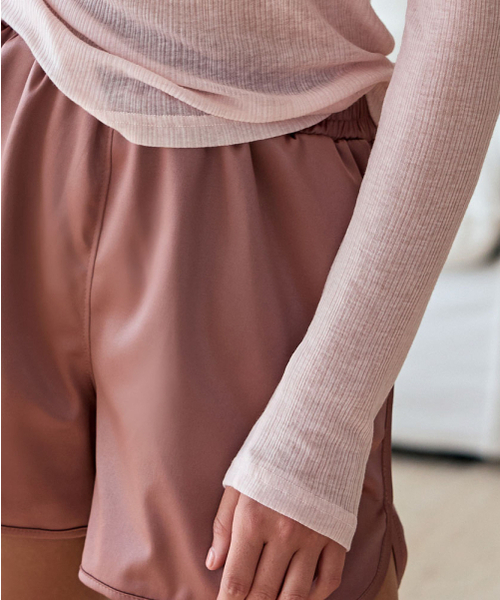 DEVIWEAR(デヴィウェア)の「サテンバンディングショートパンツ DEVI-B0106-ココア(その他パンツ・レディース・ブラウン・SMALL/MEDIUM)」の4枚目の写真