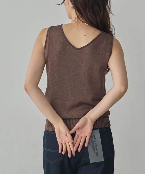 hunch(ハンチ)の「Vネック ラメニットスクエアタンク(タンクトップ・レディース・ゴールド系その他/ブラック系その他/シルバー系その他/ブラウン系その他・FREE)」の17枚目の写真