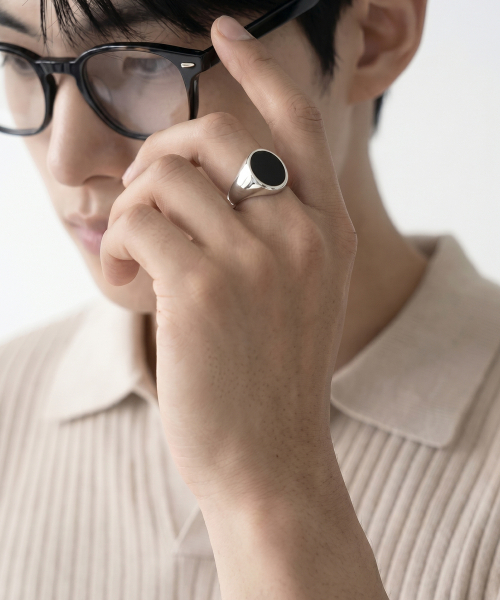 NOIRVY(ノワールビー)の「NR-303 ラウンドオニキスシグネットサージカルリング(リング・メンズ・その他・15号/13号/21号/19号/17号)」の1枚目の写真