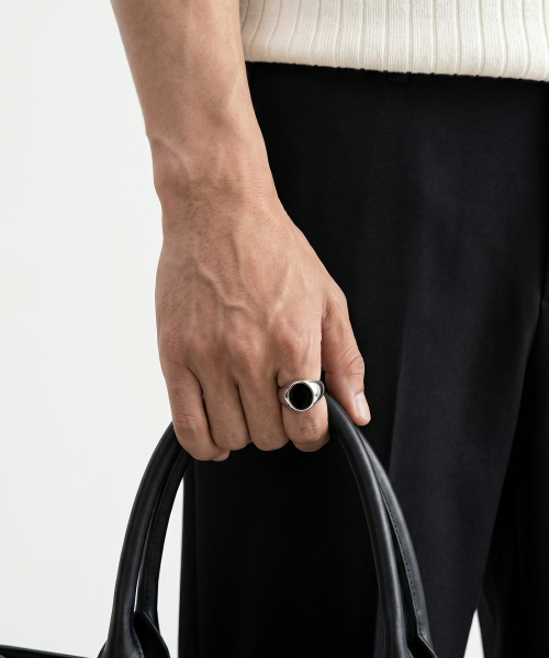 NOIRVY(ノワールビー)の「NR-303 ラウンドオニキスシグネットサージカルリング(リング・メンズ・その他・15号/13号/21号/19号/17号)」の4枚目の写真