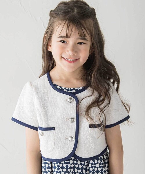 BeBe(ベベ)の「ツイードパイピングショートジャケット(ノーカラージャケット・キッズ・オフホワイト・150cm/130cm/120cm)」の1枚目の写真