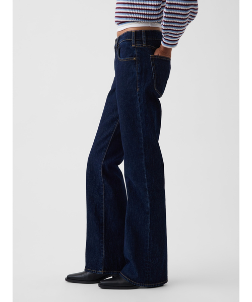 GAP(ギャップ)の「ミッドライズ リラックスフィット フレアデニム(デニムパンツ・レディース・ダークインディゴブルー・30/29/28/27/26/25/24/23)」の3枚目の写真