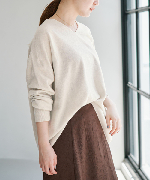 IENA(イエナ)の「《追加6》Fineニュージーウール ニュアンス Vプルオーバー(ニット/セーター・レディース・アイボリー/レッド/グレー/ライトグリーン・FREE)」の2枚目の写真