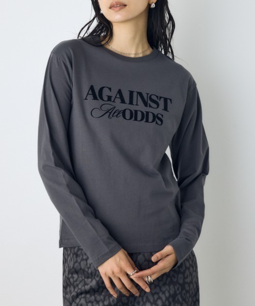 AZUL by moussy(アズールバイマウジー)の「フロッキーロゴロンT 秋服 冬服 春服 長袖 シンプル ロゴT(Tシャツ/カットソー・レディース・オフホワイト/ブラック/チャコールグレー/スモークピンク・FREE)」の3枚目の写真