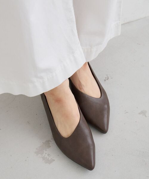 le.coeur blanc(ルクールブラン)の「《WEB限定》アシンメトリーカットパンプス(パンプス・レディース・ダークブラウン/シルバー/ブラック・36/39/38/37)」の3枚目の写真