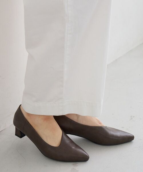 le.coeur blanc(ルクールブラン)の「《WEB限定》アシンメトリーカットパンプス(パンプス・レディース・ダークブラウン/シルバー/ブラック・36/39/38/37)」の13枚目の写真