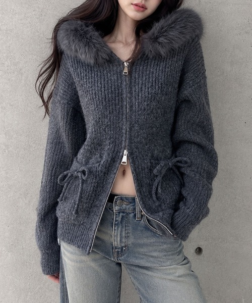GLAMOROUS JANE(グラマラスジェーン)の「ファー付ニットジップパーカー(ニット/セーター・レディース・チャコールグレー/オフホワイト・FREE)」の2枚目の写真