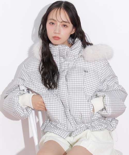 JILL by JILL STUART(ジルバイジルスチュアート)の「【WEB先行カラーあり】フェイクファー付きペプラムショートダウン(ダウンジャケット/コート・レディース・ホワイト/ブラック/ホワイト系その他/ピンク/ブルー・SMALL/MEDIUM)」の1枚目の写真