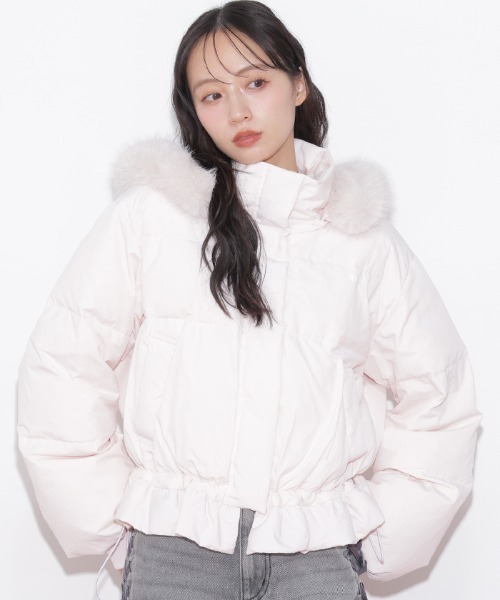JILL by JILL STUART(ジルバイジルスチュアート)の「【WEB先行カラーあり】フェイクファー付きペプラムショートダウン(ダウンジャケット/コート・レディース・ホワイト/ブラック/ホワイト系その他/ピンク/ブルー・SMALL/MEDIUM)」の5枚目の写真