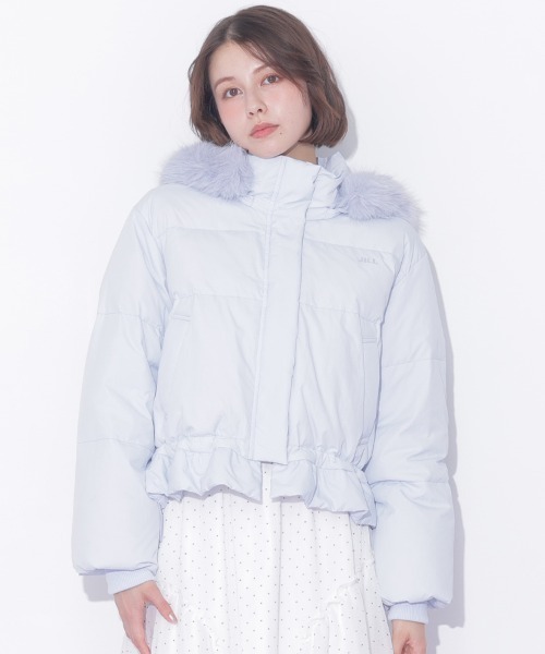JILL by JILL STUART(ジルバイジルスチュアート)の「【WEB先行カラーあり】フェイクファー付きペプラムショートダウン(ダウンジャケット/コート・レディース・ホワイト/ブラック/ホワイト系その他/ピンク/ブルー・SMALL/MEDIUM)」の4枚目の写真