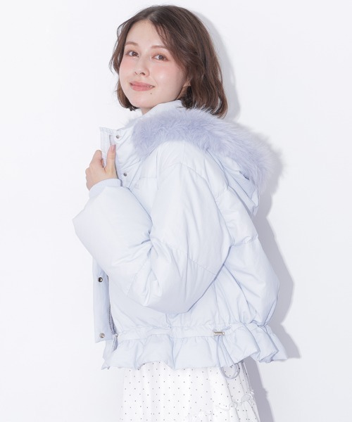 JILL by JILL STUART(ジルバイジルスチュアート)の「【WEB先行カラーあり】フェイクファー付きペプラムショートダウン(ダウンジャケット/コート・レディース・ホワイト/ブラック/ホワイト系その他/ピンク/ブルー・SMALL/MEDIUM)」の8枚目の写真