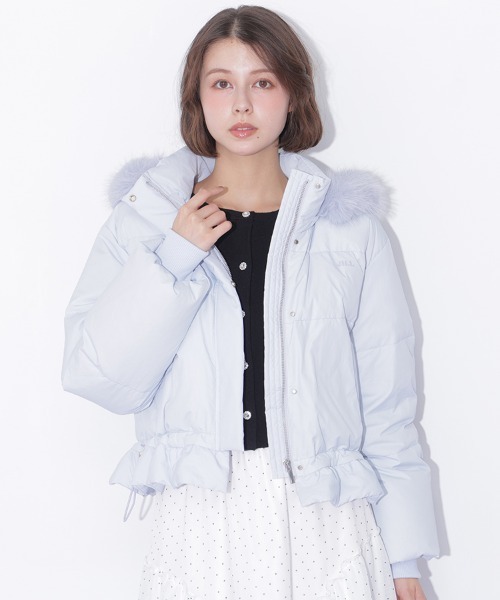 JILL by JILL STUART(ジルバイジルスチュアート)の「【WEB先行カラーあり】フェイクファー付きペプラムショートダウン(ダウンジャケット/コート・レディース・ホワイト/ブラック/ホワイト系その他/ピンク/ブルー・SMALL/MEDIUM)」の7枚目の写真