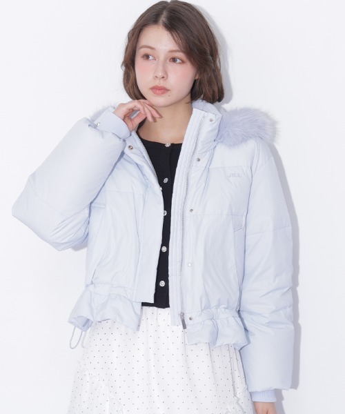 JILL by JILL STUART(ジルバイジルスチュアート)の「【WEB先行カラーあり】フェイクファー付きペプラムショートダウン(ダウンジャケット/コート・レディース・ホワイト/ブラック/ホワイト系その他/ピンク/ブルー・SMALL/MEDIUM)」の6枚目の写真