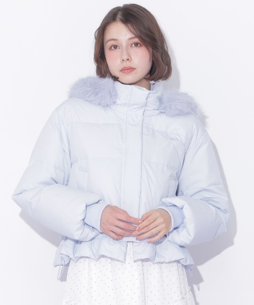 JILL by JILL STUART(ジルバイジルスチュアート)の「【WEB先行カラーあり】フェイクファー付きペプラムショートダウン(ダウンジャケット/コート・レディース・ホワイト/ブラック/ホワイト系その他/ピンク/ブルー・SMALL/MEDIUM)」の13枚目の写真